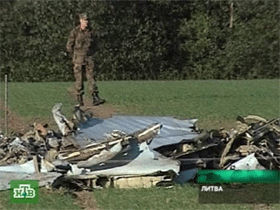 Разбившийся Су-27. Кадр НТВ (с) Разбившийся Су-27. Кадр НТВ (с)