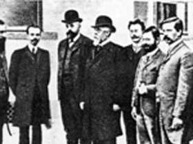 Депутаты первой Госдумы в России. Фото с сайта "Известий" Депутаты первой Госдумы в России. Фото с сайта "Известий"