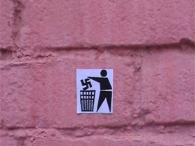 Антифа-стикер на одном из домов в Тюмени. Фото с сайта livejournal.com Антифа-стикер на одном из домов в Тюмени. Фото с сайта livejournal.com