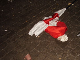 Флаг сободной Белоруссии. Фото ЖЖ-юзера Фрута. Флаг сободной Белоруссии. Фото ЖЖ-юзера Фрута.