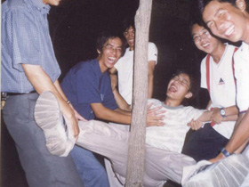 Китайцы мучают собрата, фото с сайта fotozone.ru (С) Китайцы мучают собрата, фото с сайта fotozone.ru (С)