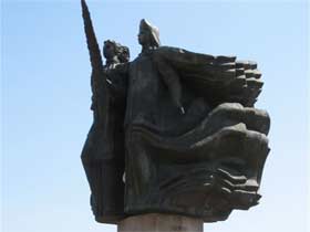 Памятник 500-летию вхождения мордвы в состав Руси. Фото Ольги Анисимовой. Памятник 500-летию вхождения мордвы в состав Руси. Фото Ольги Анисимовой.