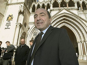 Борис Березовский у королевского суда в Англии, фото с сайта "Коммерсант" (С) Борис Березовский у королевского суда в Англии, фото с сайта "Коммерсант" (С)