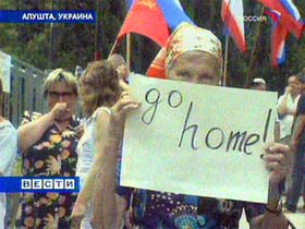 Пикет в Алуште. Кадр "Вестей" (с) Пикет в Алуште. Кадр "Вестей" (с)