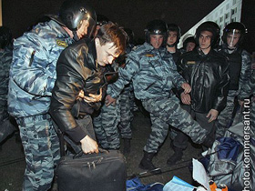 Разгон палаточного городка соинвесторов ОМОНом. Фото с сайта "Коммерсант" (С) Разгон палаточного городка соинвесторов ОМОНом. Фото с сайта "Коммерсант" (С)