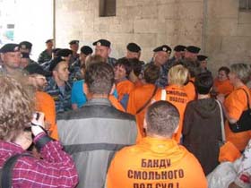 Митингующие и ОМОНовцы на акции протеста в Петербурге. Фото Михаила Елисеева, для Каспарова.Ru (c) Митингующие и ОМОНовцы на акции протеста в Петербурге. Фото Михаила Елисеева, для Каспарова.Ru (c)