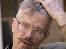 Эдуард Лимонов у здания суда. Фото с сайта gzt.ru (С). Эдуард Лимонов у здания суда. Фото с сайта gzt.ru (С).