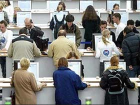 Интернет-пользователи. Фото AFP (с) Интернет-пользователи. Фото AFP (с)