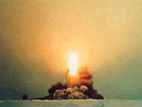 Запуск ракеты с подводной лодки. Фото: www.warlib.ru (с) Запуск ракеты с подводной лодки. Фото: www.warlib.ru (с)