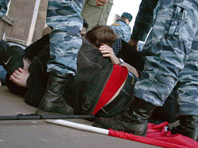 ОМОН и нацболы. Фото nbp-info.ru (c) ОМОН и нацболы. Фото nbp-info.ru (c)