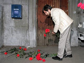 Цветы у дома Политковской. Фото Reuters (c) Цветы у дома Политковской. Фото Reuters (c)