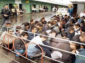 Нелегальные иммигранты. Фото: "Новая газета" (с) Нелегальные иммигранты. Фото: "Новая газета" (с)