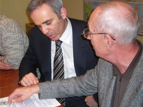 Адвокат Юрий Шмидт дает консультацию Гарри Каспарова по тексту Постановления милиции "Об обследовании помещения". Фото Елены Васильевой, специально для Каспарова.Ru (с) Адвокат Юрий Шмидт дает консультацию Гарри Каспарова по тексту Постановления милиции "Об обследовании помещения". Фото Елены Васильевой, специально для Каспарова.Ru (с)