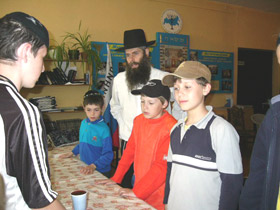 Еврейские мальчики и раввин. Фото: jewish.ru