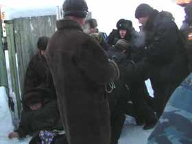 Разгон пикета, фото Роберта Загреева, сайт Каспаров.Ru Разгон пикета, фото Роберта Загреева, сайт Каспаров.Ru