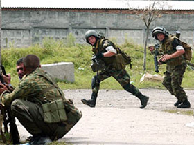 Спецназ около школы в Беслане. Фото: Reuters Спецназ около школы в Беслане. Фото: Reuters