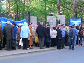 Пикет "За достойную жизнь", фото Ольги Исаевой, сайт Каспаров.Ru Пикет "За достойную жизнь", фото Ольги Исаевой, сайт Каспаров.Ru