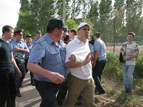 Депутат Александр Болдырев задержан милицией на "Марше несогласных" в Воронеже. Фото из ЖЖ Романа Жолудя Депутат Александр Болдырев задержан милицией на "Марше несогласных" в Воронеже. Фото из ЖЖ Романа Жолудя