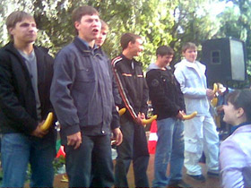 "Наши" и бананы. Фото: ИА ЦентрРус "Наши" и бананы. Фото: ИА ЦентрРус