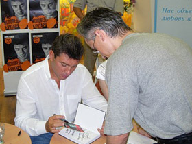 Немцов на презентации книги. Фото: oem-journal.livejournal.com Немцов на презентации книги. Фото: oem-journal.livejournal.com