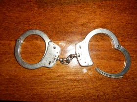 Наручники. Фото с сайта i.guns.ru Наручники. Фото с сайта i.guns.ru