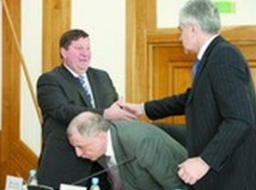 Согнули Клебанова, фото Владимира Зыкина, газета "Правда Севера" Согнули Клебанова, фото Владимира Зыкина, газета "Правда Севера"