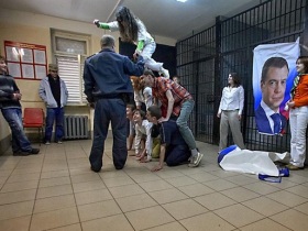 Акция "Войны" в Мытищах. Фото с сайта adolfych.livejournal.com Акция "Войны" в Мытищах. Фото с сайта adolfych.livejournal.com