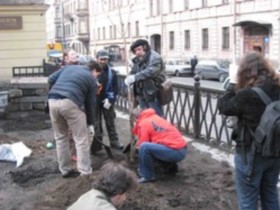 Субботник в защиту "Эльфийского сквера". Фото с сайта save-spb.ru Субботник в защиту "Эльфийского сквера". Фото с сайта save-spb.ru
