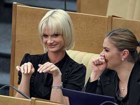 Светлана Хоркина и Алина Кабаева на заседании Госдумы. Фото: Коммерсант Светлана Хоркина и Алина Кабаева на заседании Госдумы. Фото: Коммерсант