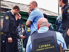 Судебные приставы. Фото газеты "Коммерсант" Судебные приставы. Фото газеты "Коммерсант"