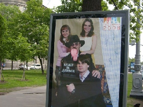 Испорченый рекламный стенд. Фото Кирилла Бюттнера Испорченый рекламный стенд. Фото Кирилла Бюттнера