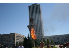Сожжение чучела мэра Архангельска Виктора Павленко. Фото прислано А.Донским Сожжение чучела мэра Архангельска Виктора Павленко. Фото прислано А.Донским