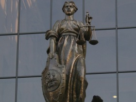 Скульптура Фемиды у здания Верховного суда России. Фото пользователя Louigy с сайта fotki.yandex.ru. Скульптура Фемиды у здания Верховного суда России. Фото пользователя Louigy с сайта fotki.yandex.ru.