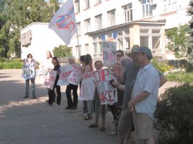 Пикет ОГФ в Ульяновске, фото Александра Брагина, сайт Каспаров.Ru Пикет ОГФ в Ульяновске, фото Александра Брагина, сайт Каспаров.Ru