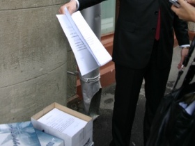 Подписи в поддержку возвращения Руслана Аушева. Фото: Юлия Галямина, Собкор®ru Подписи в поддержку возвращения Руслана Аушева. Фото: Юлия Галямина, Собкор®ru