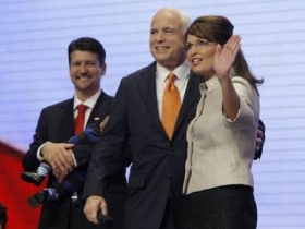 Джон Маккейн с напарницей Сарой Пэлин. Фото с сайта yahoo.com Джон Маккейн с напарницей Сарой Пэлин. Фото с сайта yahoo.com