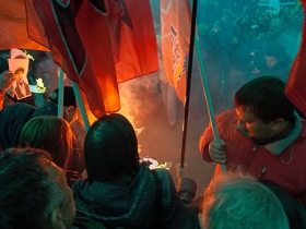 Дымовая шашка на "Дне гнева". Фото Собкор®ru. Дымовая шашка на "Дне гнева". Фото Собкор®ru.