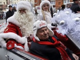Юрий Лужков c Дедом Морозом и Снегурочкой. Фото с сайта daylife.com