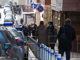 Хамовнический суд, 7-й Ростовский переулок, улица оцеплена. Фото Каспарова.Ru Хамовнический суд, 7-й Ростовский переулок, улица оцеплена. Фото Каспарова.Ru