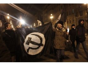 Шествие нацболов по Невскому в Петербурге 12 марта. Фото nazbol.ru Шествие нацболов по Невскому в Петербурге 12 марта. Фото nazbol.ru