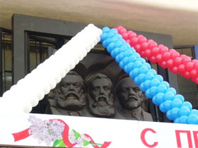 Маркс, Энегльс, Ленин в воздушных шариках. Фото Александра Фомина. Маркс, Энегльс, Ленин в воздушных шариках. Фото Александра Фомина.