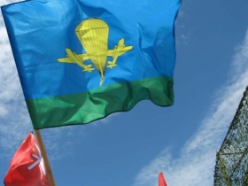 Флаг ВДВ. Фото: vrnnews.ru Флаг ВДВ. Фото: vrnnews.ru