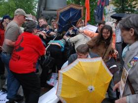 Нападение на участников пикета в поддержку Ходорковского и Лебедева. Фото Каспаров.Ru Нападение на участников пикета в поддержку Ходорковского и Лебедева. Фото Каспаров.Ru