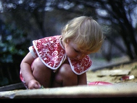 Ребенок на детской площадке. Фото с сайта: moy-rebenok.net Ребенок на детской площадке. Фото с сайта: moy-rebenok.net