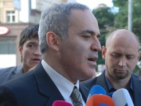 Лидер ОГФ Гарри Каспаров после вручения списка убитых и преследуемых оппозиционеров Бараку Обаме. Фото: Каспаров.Ru Лидер ОГФ Гарри Каспаров после вручения списка убитых и преследуемых оппозиционеров Бараку Обаме. Фото: Каспаров.Ru