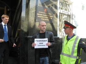 Сергей Удальцов протестует против Генплана. Фото: leftfront.ru Сергей Удальцов протестует против Генплана. Фото: leftfront.ru