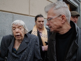 Л.Алексеева и Э.Лимонов у здания мэрии Москвы . Фото Каспарова.Ru Л.Алексеева и Э.Лимонов у здания мэрии Москвы . Фото Каспарова.Ru