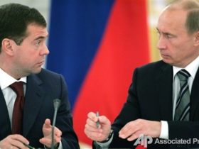 Дмитрий Медведев и Владимир Путин. Фото: AP (c) Дмитрий Медведев и Владимир Путин. Фото: AP (c)