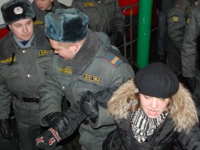 Задержание девушки на акции 31 января на Триумфальнйо площади в Москве. Фото Анастасии Петровой/Каспаров.Ru Задержание девушки на акции 31 января на Триумфальнйо площади в Москве. Фото Анастасии Петровой/Каспаров.Ru