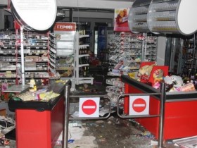 Разграбленный магазин в Бишкеке. Фото Влада Ушакова. Разграбленный магазин в Бишкеке. Фото Влада Ушакова.